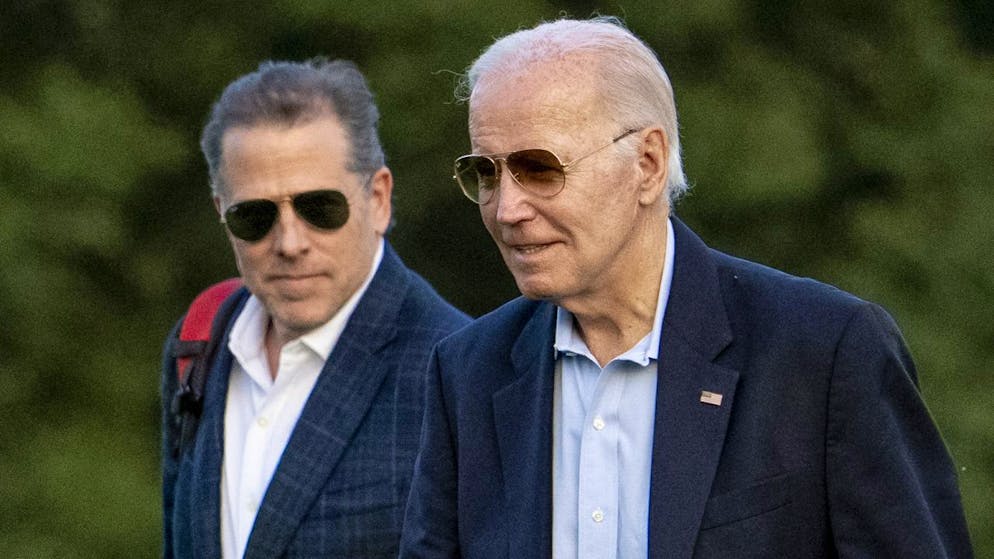 Il presidente Joe Biden con il figlio Hunter, coinvolto in diatribe legali.