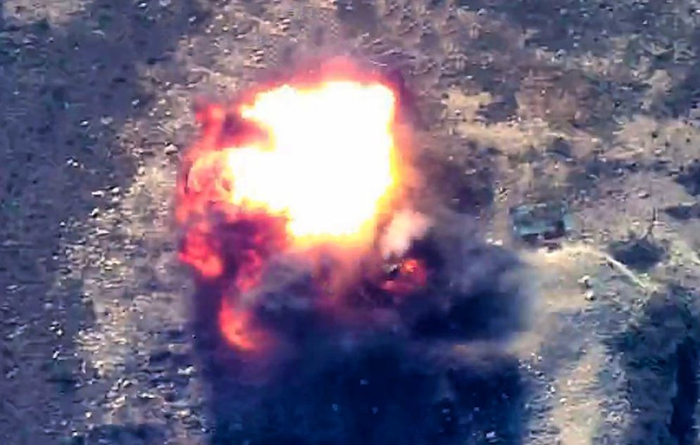 In questa foto tratta dal video pubblicato dal Ministero della Difesa dell'Azerbaigian martedì 19 settembre 2023, la fiamma dell'esplosione si alza su un'area che secondo l'Azerbaigian ospita le posizioni delle forze armene nel territorio separatista del Nagorno-Karabakh in Azerbaigian.