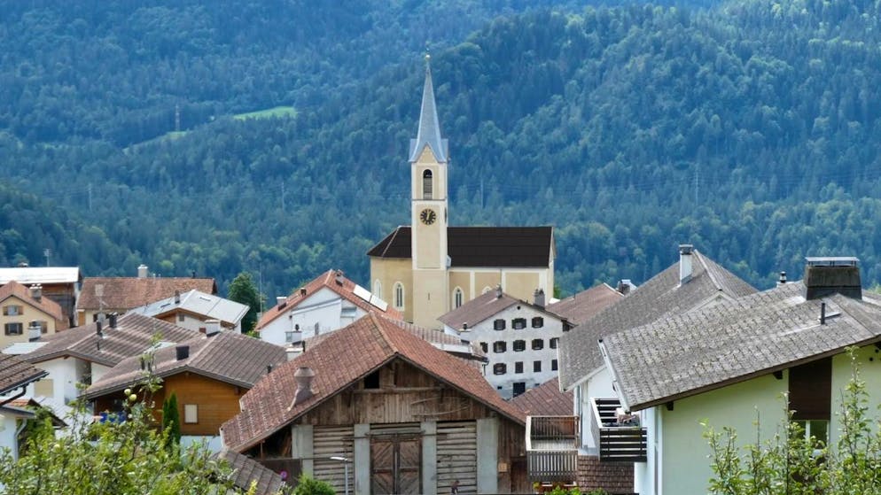 Il vecchio tetto di tegole rosse della Chiesa riformata di Trin (GR) sta diventando nero opaco, grazie alla copertura con moderni moduli fotovoltaici.