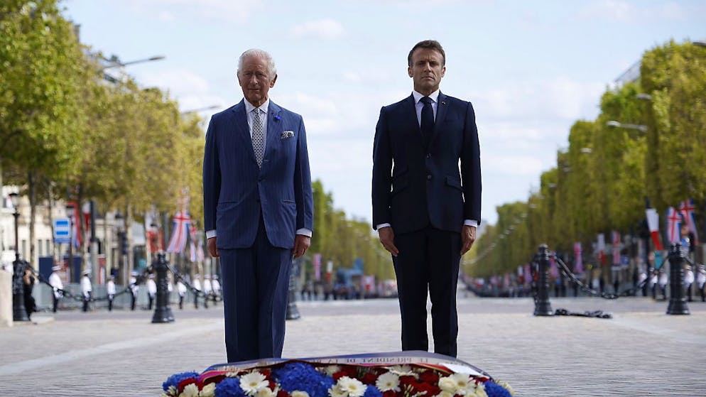 Re Carlo III e il presidente francese Emmanuel Macron davanti alla fiamma del Milite ignoto