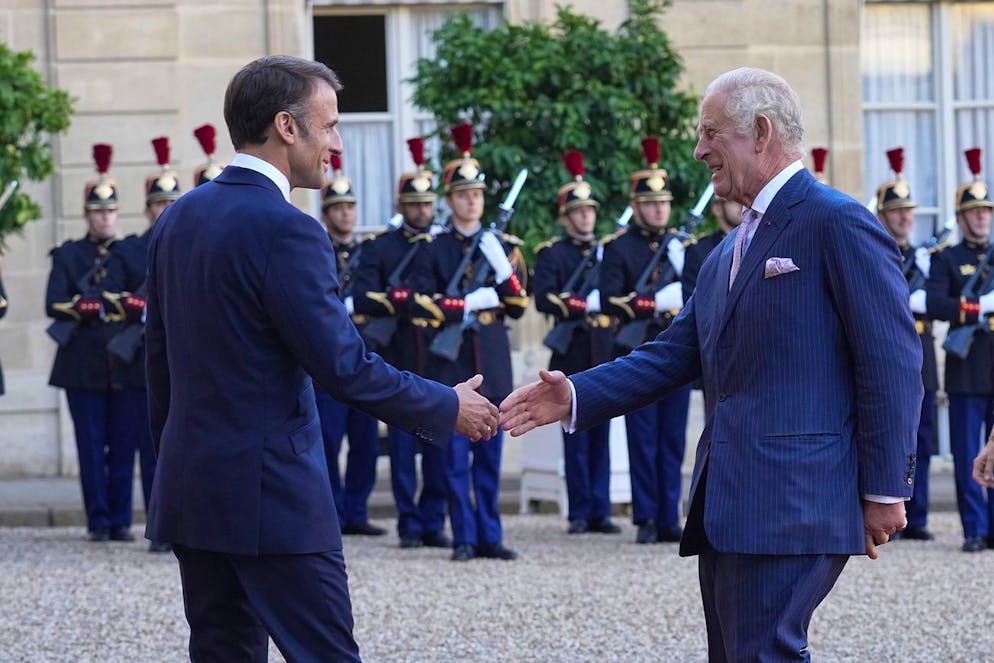 Il presidente francese Emmanuel Macron accoglie re Carlo III all'Eliseo di Parigi.