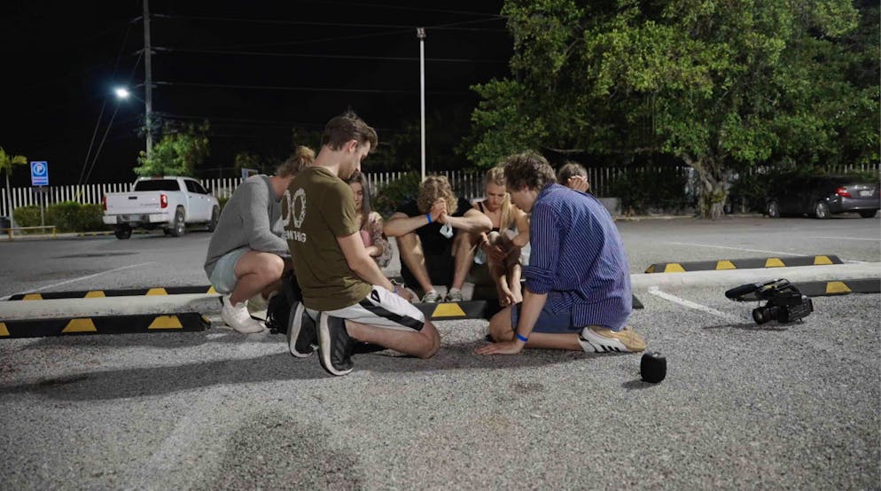 «Real Life»-Szene: Die Freunde von Philipp Mickenbecker versuchen mit dem Krebsleiden ihres Freundes umzugehen.