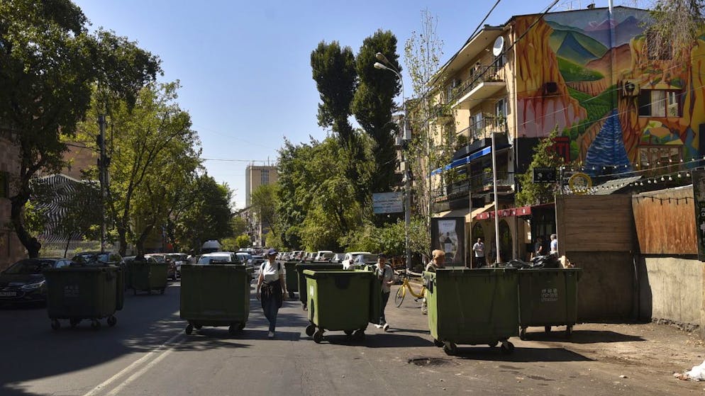I separatisti armeni hanno detto che stanno trattando per il ritiro delle loro milizie dall'enclave. Intanto la popolazione di Stepanakert vive nel terrore di un possibile attacco sanguinoso.