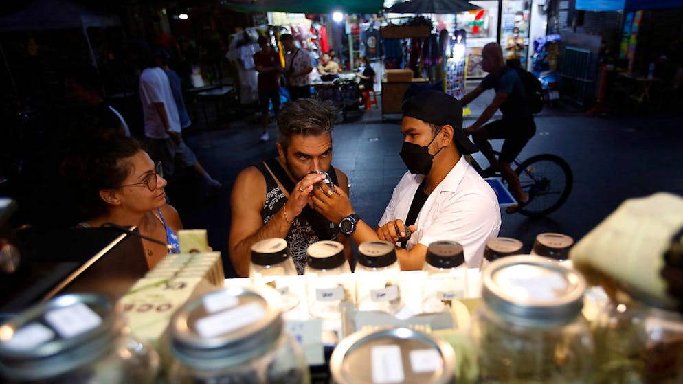 Un bancone per la vendita di cannabis ai turisti a Bangkok. Il nuovo primo ministro ha annunciato il dietrofront. (foto d'archivio)