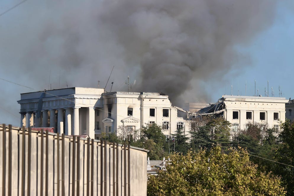 Gli sviluppi sono senz'altro positivi per Volodymyr Zelensky, impegnato in un tour nordamericano dopo la partecipazione all'assemblea generale dell'Onu: senza il sostegno occidentale, in particolare degli Usa, l'Ucraina infatti non può vincere la guerra. Nella foto il quartier generale della flotta russa sul Mar Nero colpito dagli ucraini.