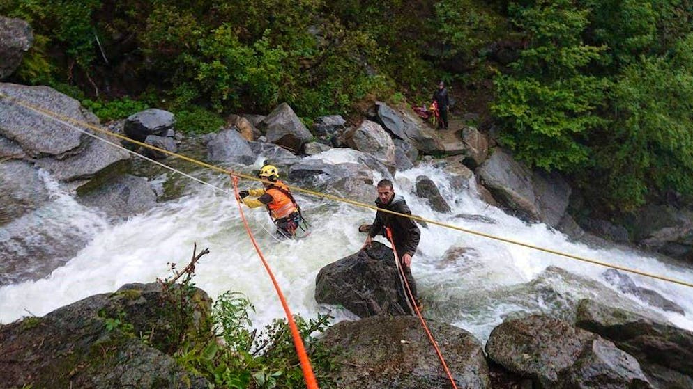 Wetter-Ticker. Zwei Wanderinnen von der Rega ausgeflogen +++ Erdrutsch im Centovalli TI