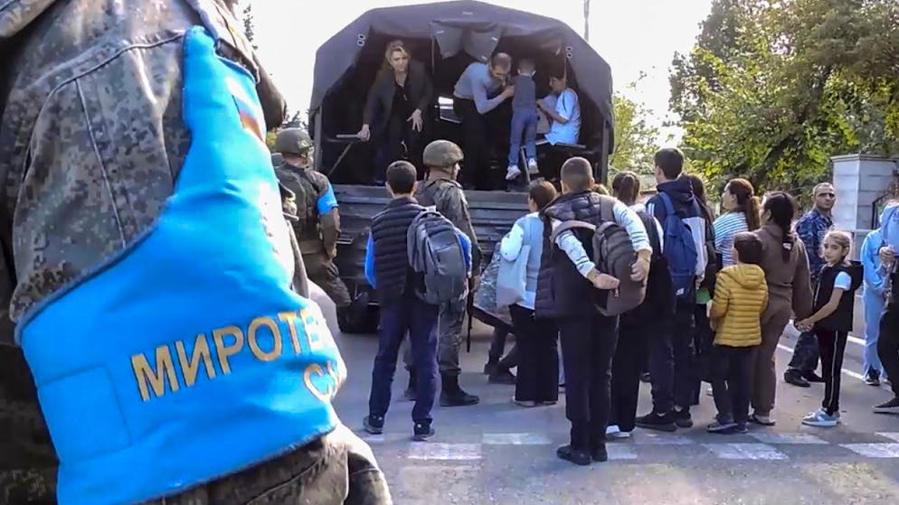 L'Azerbaigian afferma di essere "in stretta collaborazione con le forze di pace russe nel condurre la smilitarizzazione" dei separatisti. Nella foto membri della forza di peacekeeping russa mentre evacuano civili dalle zone di conflitto.