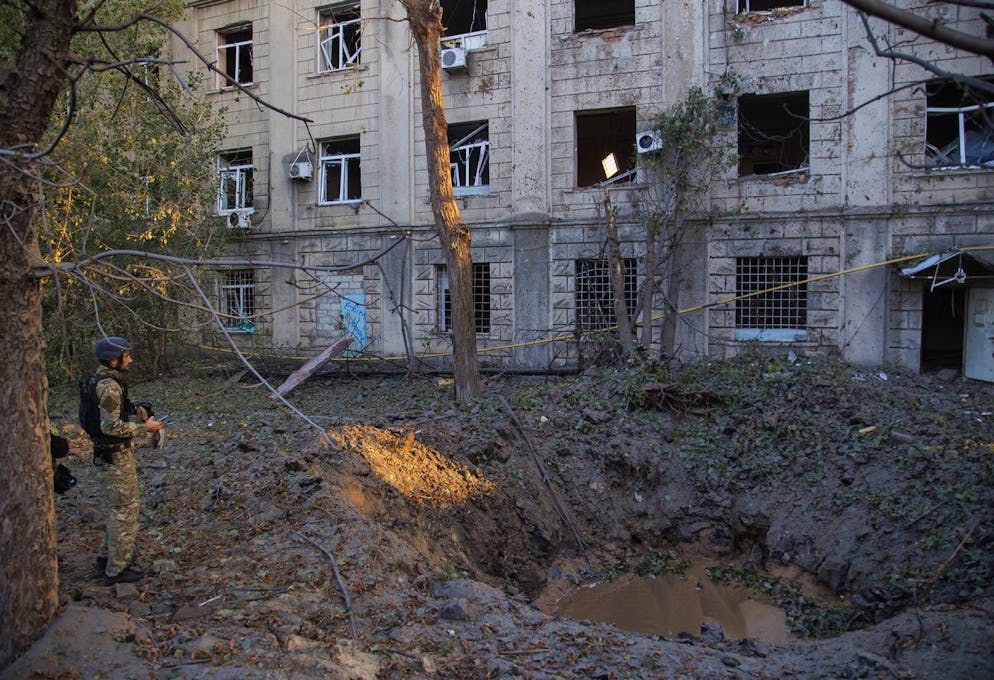 Un militare si trova vicino al foro del bombardamento dopo che i missili hanno colpito a Kharkiv in Ucraina, il 21 settembre 2023.