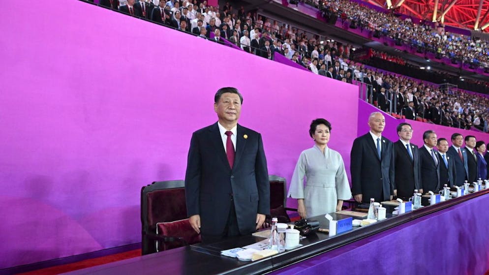 "Dichiaro aperti i XIX Giochi asiatici", ha detto il presidente cinese Xi Jinping. Vi partecipano oltre 12'000 atleti per 40 discipline sportive, in rappresentanza di 45 nazioni e territori.