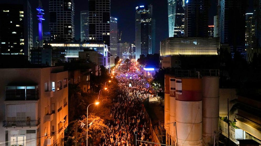 Israelis protestieren in Tel Aviv gegen die Pläne der Netanjahu-Regierung. Foto: Ariel Schalit/AP/dpa
