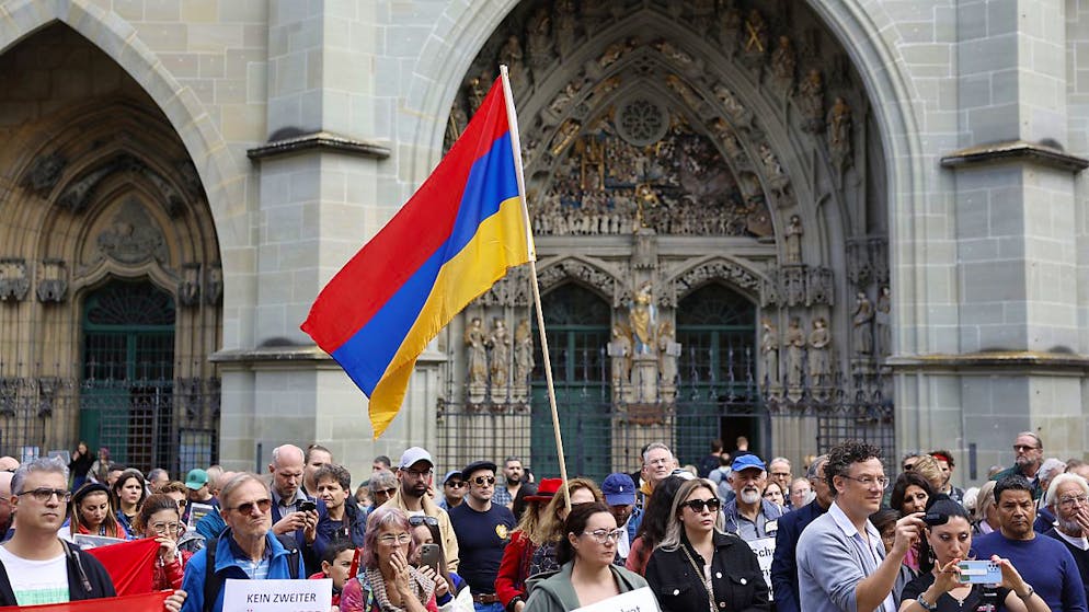 I manifestanti davanti alla cattedrale di Berna con la bandiera armena.