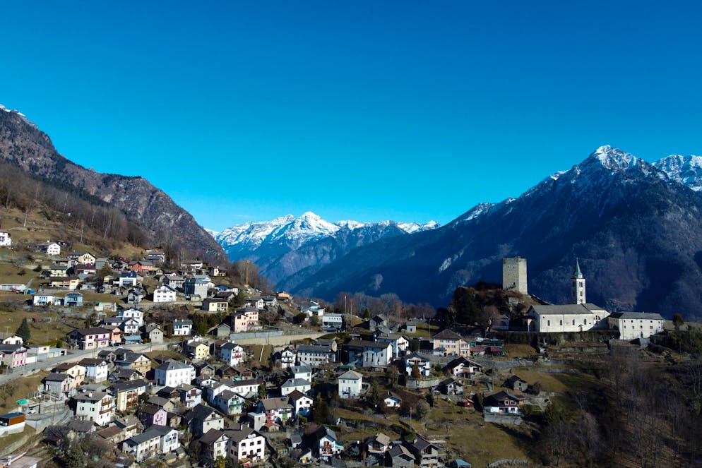 Nella foto una veduta aerea panoramica di Santa Maria in Calanca (immagine illustrativa). 