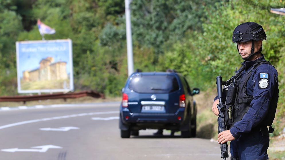 Il bilancio ufficiale è di un poliziotto kosovaro e tre rivoltosi serbi rimasti uccisi, oltre a diversi feriti da entrambe le parti.