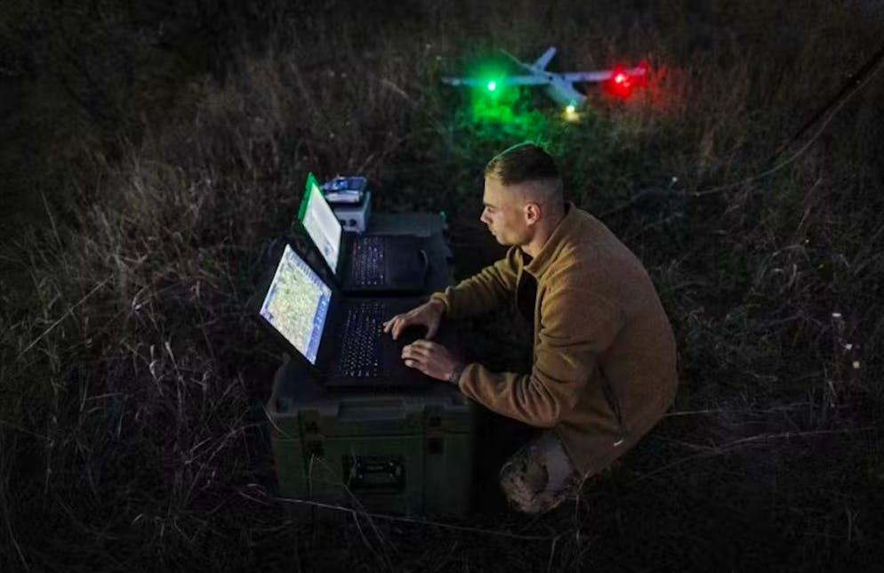 Un soldato ucraino controlla un drone Leleka che può rimanere in aria fino a un'ora e mezza.