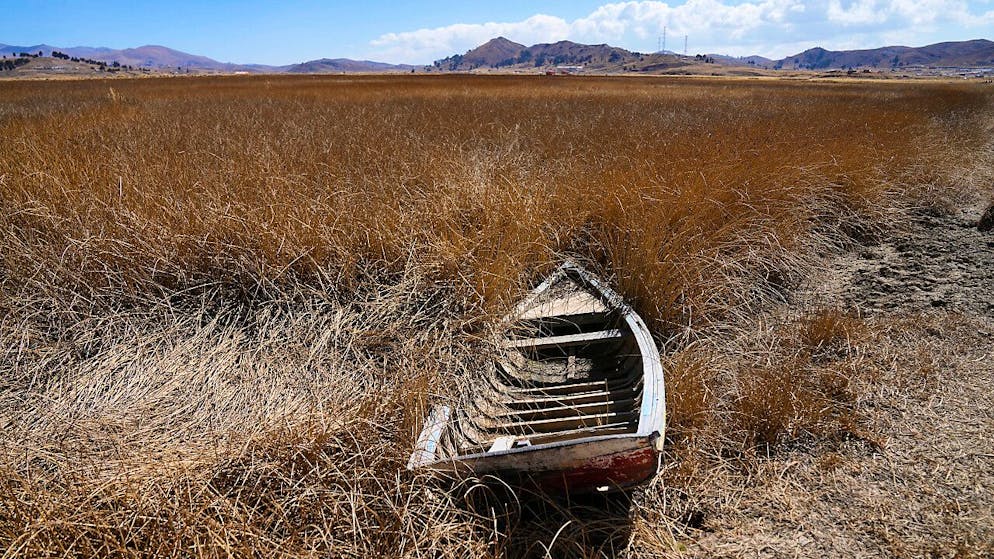 Una barca abbandonata vicino alla riva del lago Titicaca. (Foto archivio)