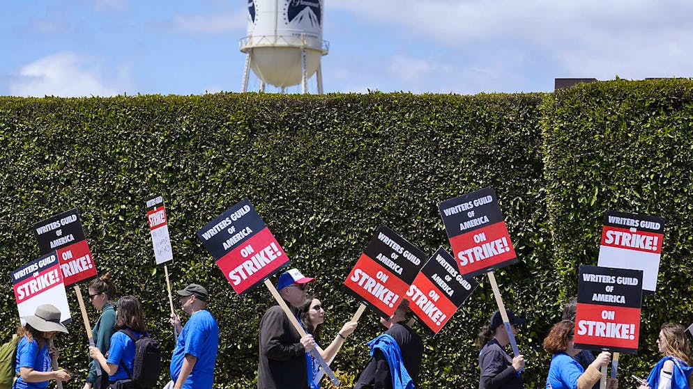 Con la firma di oggi si chiude quindi uno degli scioperi più lunghi della storia di Hollywood, che ha paralizzato l'industria dello spettacolo e rallentato l'economia dell'intero Stato, mandando in fumo oltre 5 miliardi di dollari, secondo gli esperti.