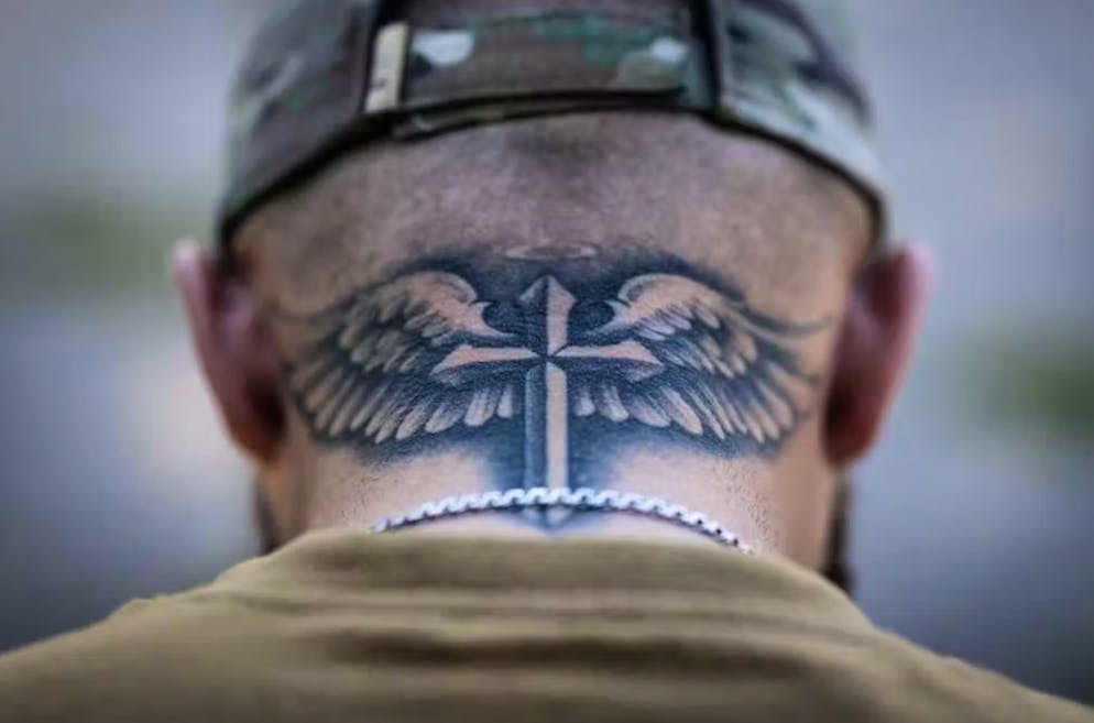 Roman è un credente: il tatuaggio ha lo scopo di proteggerlo.