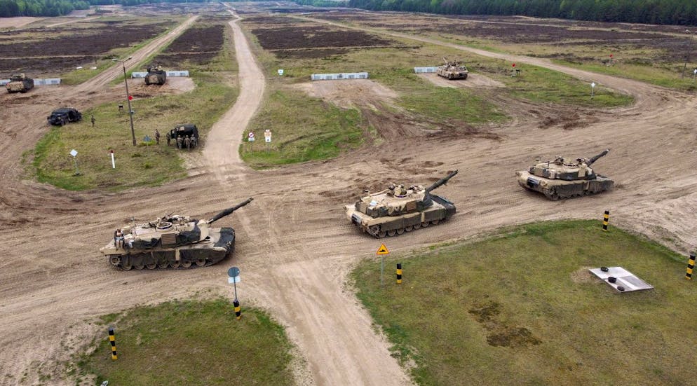 Una fila di carri armati Abrams della 4a DIvisione corazzata degli Stati Uniti in un'immagine d'archivio. 