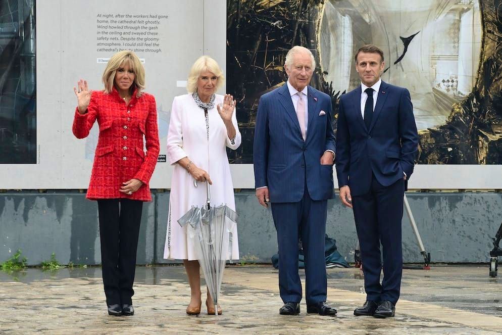Camilla in Francia. Anche i look dei reali il 21 settembre erano perfettamente coordinati con quelli della coppia presidenziale, e insieme componevano la bandiera francese in termini di colore. Brigitte Macron ha indossato un cappotto di tweed rosso - il materiale è caratteristico dello stile della Première Dame - mentre Camilla ha portato un abito bianco a cappotto, ovviamente al ginocchio.