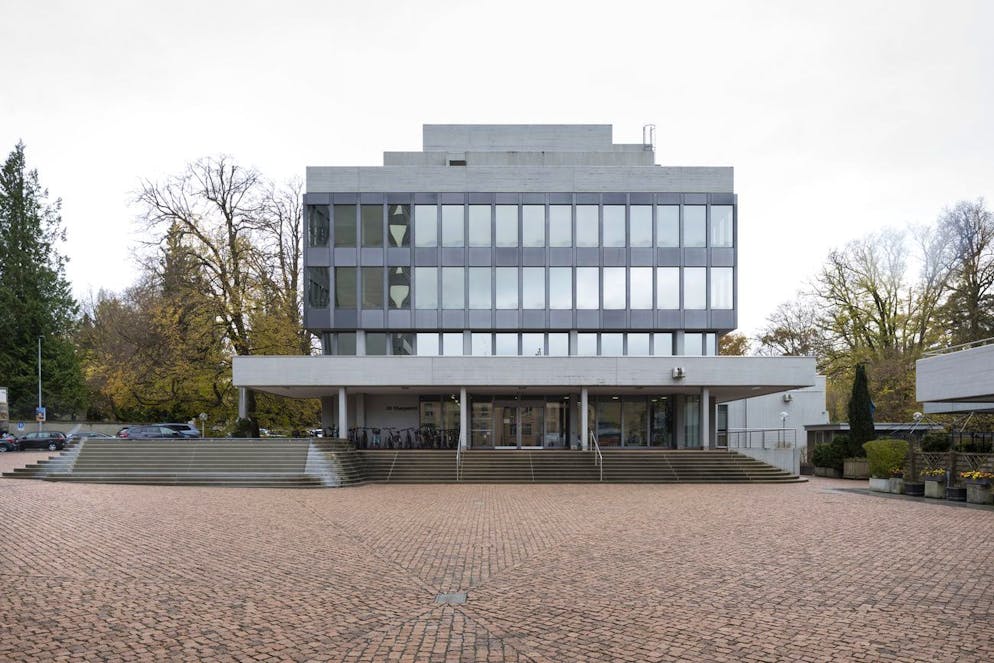 Die Staatsanwaltschaft Aargau ermittelt gegen eine Ukrainerin, die sich als Ärztin ausgegeben haben soll. Hier sieht man das Obergericht in Aarau. 