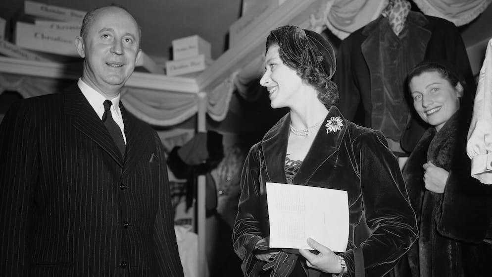 La famiglia reale britannica ha avuto un debole per le creazioni di Christian Dior fin dai suoi esordi e ha mantenuto con lui un rapporto intimo. Foto: la principessa Margaret visita il famoso couturier nella sua casa di moda di Parigi il 22 novembre 1951.