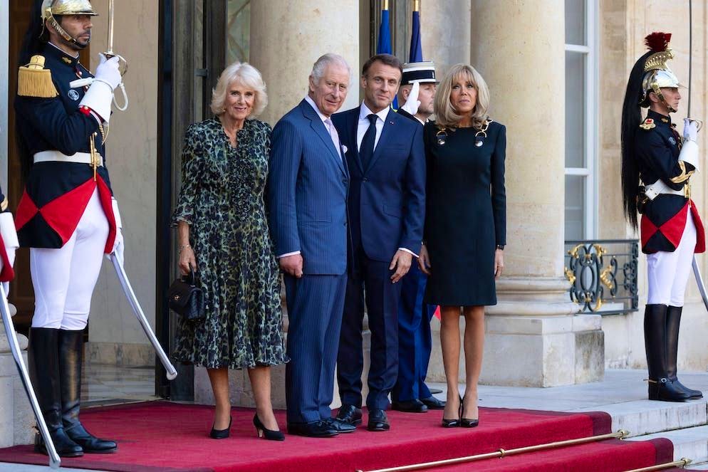 Camilla in Francia. Stampa leopardata per la regina all'Eliseo? Si può discutere sulla fantasia dell'abito, ma Camilla dimostra di essere sempre in grado di sorprendere. Brigitte Macron è rimasta invece fedele al suo stile classico.