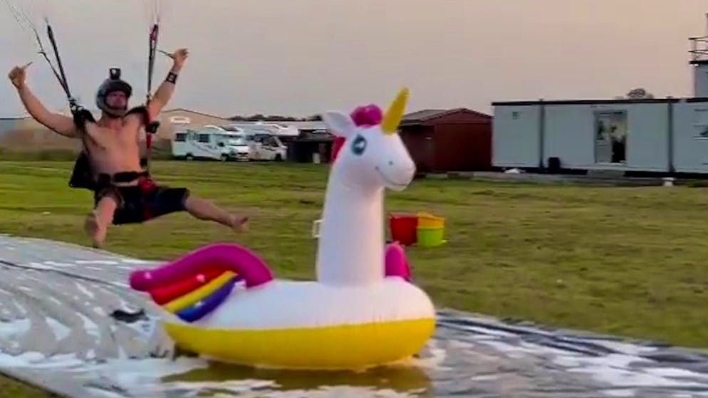 Stunt mit Fallschirm. Obacht, armes liebes Einhorn, wenn das nur gut kommt!