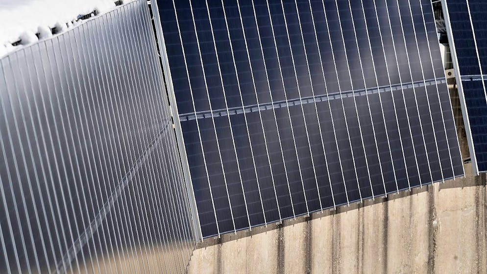 L'azienda elettrica della città di Zurigo (EWZ) vuole realizzare altri progetti solari su larga scala. L'immagine mostra l'impianto costruito sulla diga dell'Albina in Val Bregaglia (GR) (foto d'archivio)