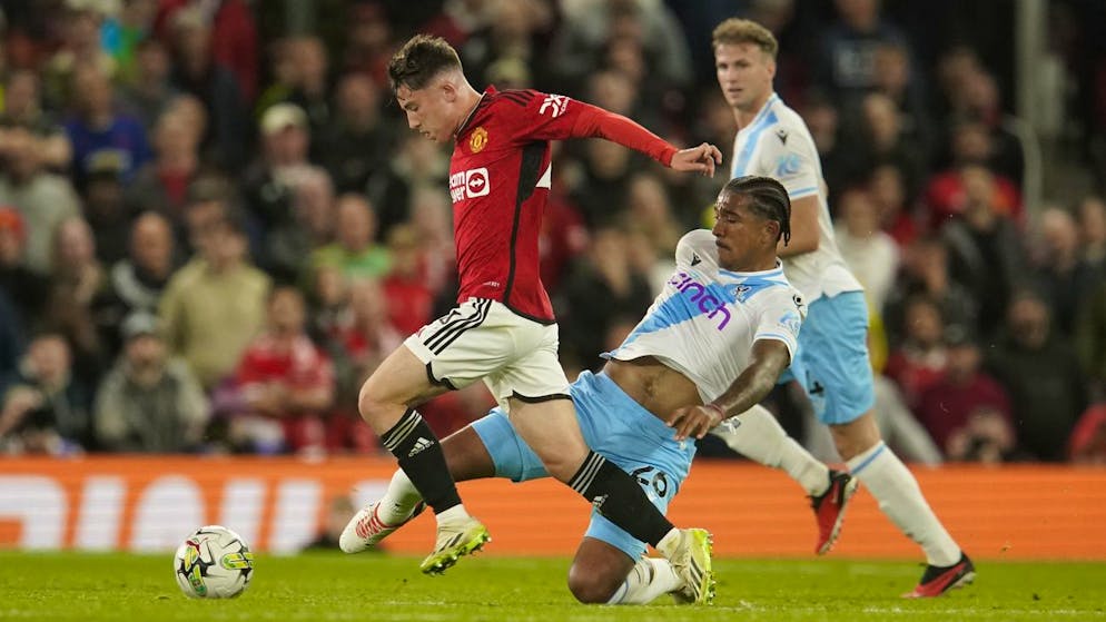 Daniel Gore (in rosso) nella sua prima sfida con la prima squadra del Manchester United contro il Crystal Palace in Coppa d'Inghilterra. 