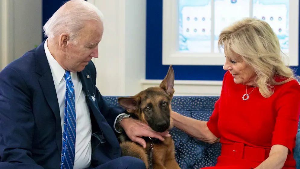 Das Präsidentenpaar mit seinem Schäferhund – damals war Commander noch ein knuffiger Welpe. (25. Dezember 2021)