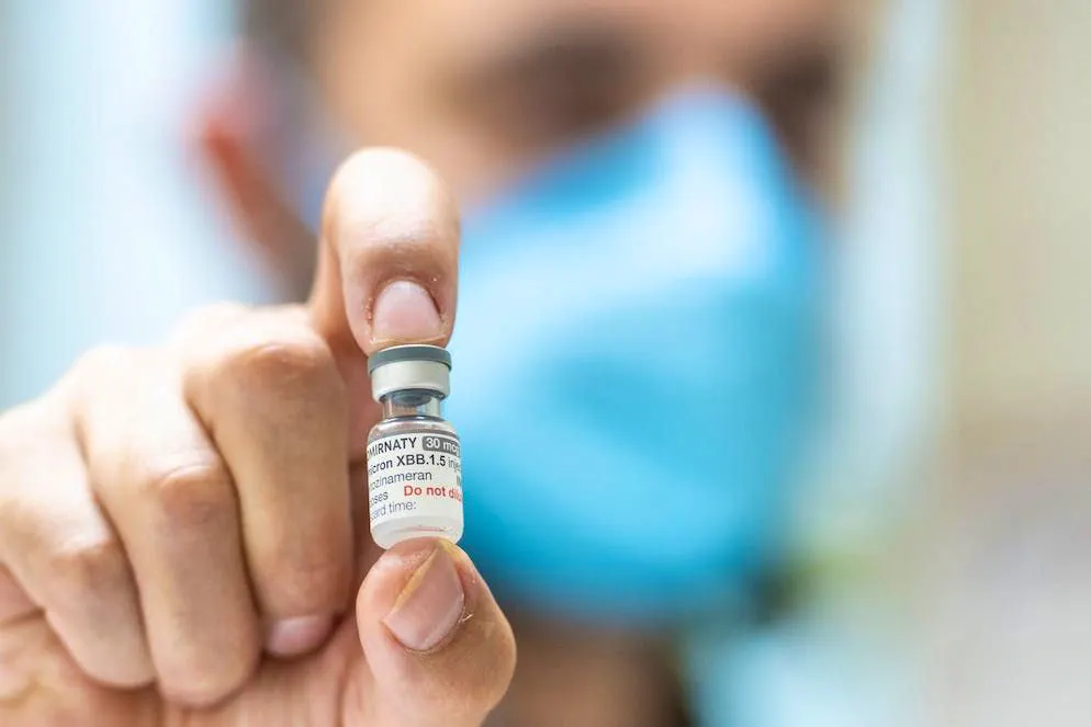 Il nuovo vaccino contro il Covid è stato adattato alla variante XBB.1.5 di Omicron e, secondo gli scienziati, è efficace anche contro «Eris».