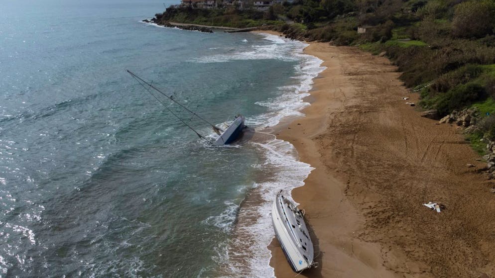 Barche a vela arenate lungo una spiaggia di Isola di Capo Rizzuto, provincia di Crotone, in Calabria. (Foto archivio)