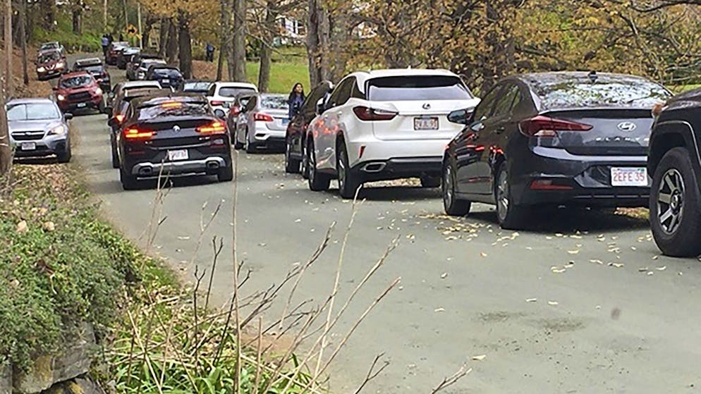 Turisti intasano una via privata a Pomfret, nel Vermont.