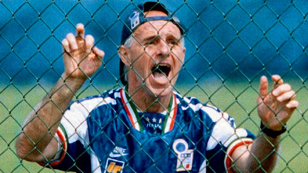 I 10 allenatori più grandi di sempre?. <strong>6. Arrigo Sacchi:</strong> l'italiano si accinse a creare il suo capolavoro quando assunse la guida del Milan nel 1987. Basandosi molto sulle idee che avevano portato l'Ajax al successo negli anni '70, chiese alla sua squadra di pressare dal davanti, di tenere una linea difensiva alta, di impiegare la marcatura a zona e di giocare con un terzino piatto: una rivoluzione che fece inorridire i tradizionalisti italiani. Sacchi ha avuto la meglio, vincendo uno scudetto e due Coppe europee. Inoltre, ha reso bello il calcio italiano in un modo che nessuno aveva mai fatto prima e che forse non ha più fatto in seguito. Questa è la sua più grande eredità.