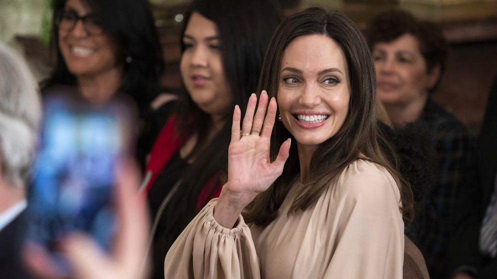 Star ohne Designer-Ambitionen. Angelina Jolie will mit eigenem Atelier Modekünstler fördern