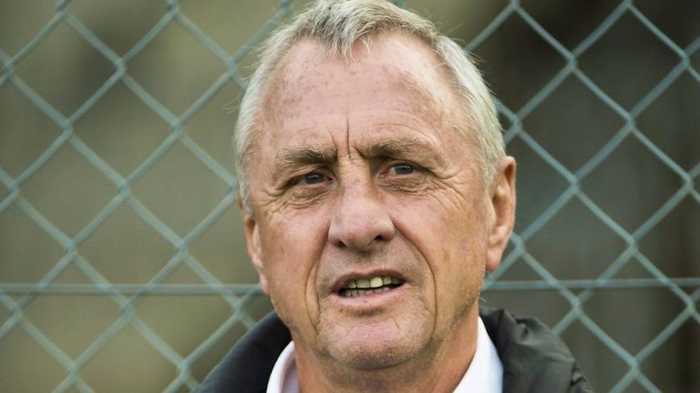 I 10 allenatori più grandi di sempre?. <strong>3. Johan Cruyff</strong>: Quando l'olandese tornò al Camp Nou come allenatore nel 1988, il Barcellona aveva vinto 36 trofei in 89 anni. Dal 1988 in poi i catalani hanno conquistato 52 trofei, tra cui cinque Champions League. Ognuno di questi successi può essere ricondotto a Cruyff, che ha promosso la tecnica rispetto alla fisicità, ha revisionato La Masia (l'accademia del club) e ha introdotto uno stile di gioco che rimane sacro ancora oggi, il tutto vincendo quattro titoli de LaLiga e la prima Champions League del club.