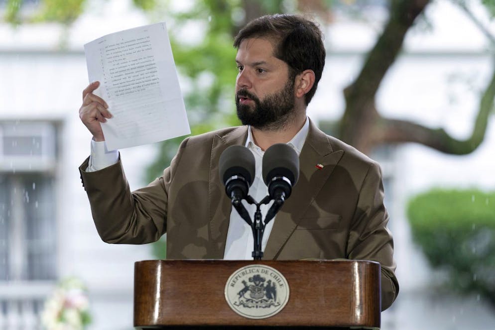 Il Presidente cileno Gabriel Boric parla nel luogo dell'assassinio di Orlando Letelier e Ronni Moffitt a Sheridan Circle a Washington, sabato 23 settembre 2023, durante un evento in memoria dell'assassinio del 21 settembre 1976.