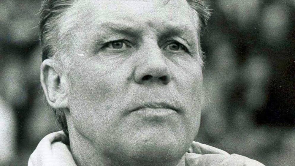 I 10 allenatori più grandi di sempre?. <strong>2. Rinus Michels</strong>: il tecnico olandese ha vinto la Coppa Europa e il Campionato Europeo durante la sua illustre carriera, ma probabilmente la sua più grande eredità proviene da una squadra che non ha vinto assolutamente nulla. Sì, la sua magnifica Olanda fu battuta dai padroni di casa della Germania Ovest nella finale della Coppa del Mondo del 1974, giocando forse il calcio più magico della storia, e influenzando per sempre l'attività di qualsiasi allenatore. Senza Michels, non ci sarebbero stati Cruyff, Van Gaal e Guardiola... e tanto meno Sacchi.
