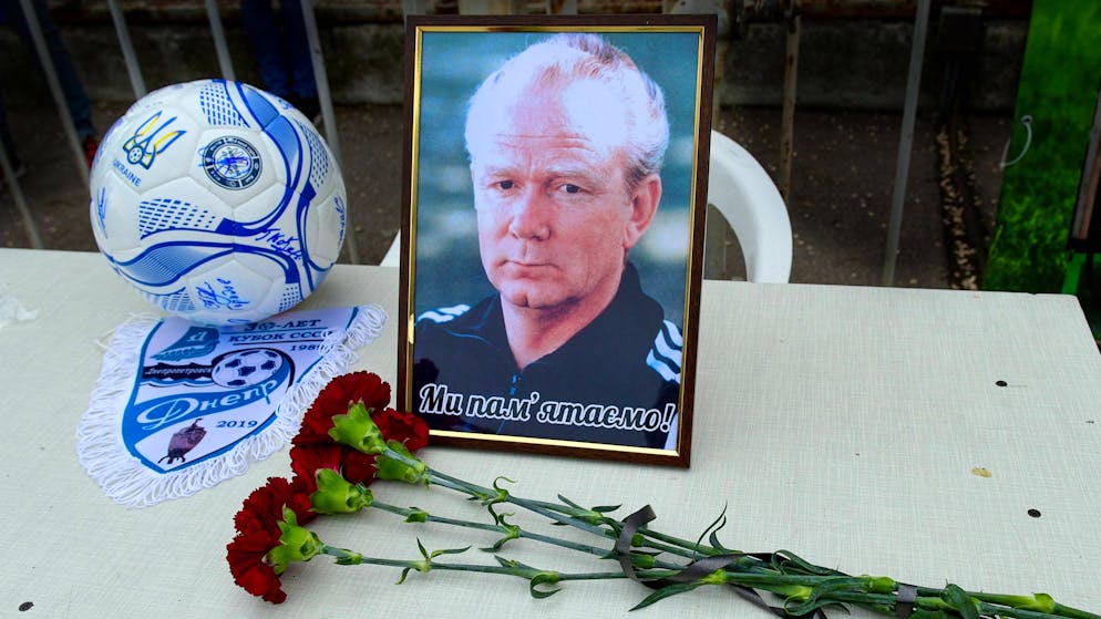 I 10 allenatori più grandi di sempre?. <strong>10. Viktor Lobanovskyi:</strong> nel 1972 ha collaborato con il professor Anatoliy Zelentsov e ha iniziato a studiare infiniti flussi statistici. «Tutta la vita», disse Lobanovskyi, «è un numero». Esigendo «universalità» dai suoi giocatori - tra cui Oleg Blokhin, Igor Belanov e Andriy Shevchenko - l'ucraino vinse 13 campionati (otto sovietici, cinque ucraini) e due Coppe delle Coppe con la Dinamo Kiev. I suoi 30 riconoscimenti in carriera lo rendono il manager più decorato del XX secolo.