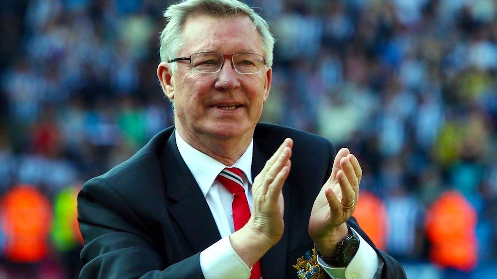 I 10 allenatori più grandi di sempre?. <strong>1. Sir Alex Ferguson</strong>: Si è fatto conoscere con l'Aberdeen, che sotto la sua guida ha vinto tre campionati e la Coppa delle Coppe (battendo Bayern Monaco e Real Madrid in semifinale e finale). Lo scozzese si trasferì poi più a sud, nel 1986, passando al Manchester United. I suoi primi sette anni hanno portato «solo »una FA Cup e una Coppa delle Coppe, ma poi è arrivato un sorprendente bottino di 13 titoli di Premier League, quattro FA Cup e due Champions League tra il 1993 e il 2013. «Era un genio. È stato un privilegio giocare per lui e lo considero un amico», ha dichiarato l'ex attaccante dell'Aberdeen Frank McDougall. «È il più grande manager di tutti i tempi e probabilmente lo sarà sempre».