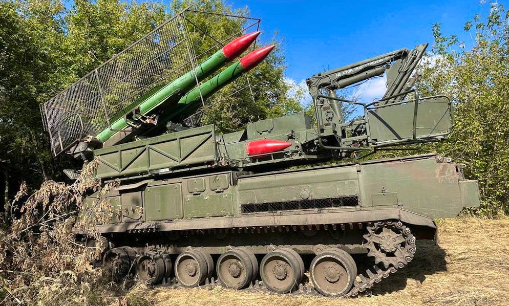 Twitter-User OSINT-I zeigt ein russisches Flugabwehrsystem Buk mit Käfig über der Raketen-Rampe.