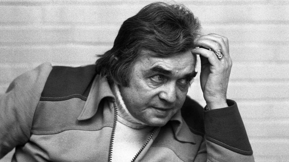 I 10 allenatori più grandi di sempre?. <strong>9. Ernst Happel</strong>: è stato uno dei grandi ispiratori di Rinus Michels. Alcuni dei tratti distintivi di quest'ultimo - un sistema fluido di 4-3-3, il lavoro di squadra, il dominio del centrocampo - sono stati presi in prestito proprio dall'austriaco, che si è fatto conoscere con il Feyenoord. Sarebbe difficile trovare una vittoria più dominante della gara tra Feyenoord e Celtic nella finale di Coppa Europa del 1970, dopo la quale il coach degli scozzesi commentò: «Il Celtic non ha perso con il Feyenoord, ha perso contro Happel». Pochi avrebbero scommesso sugli olandesi, e invece, l'austriaco li portò alla vittoria, in maniera dominante e divertente. 