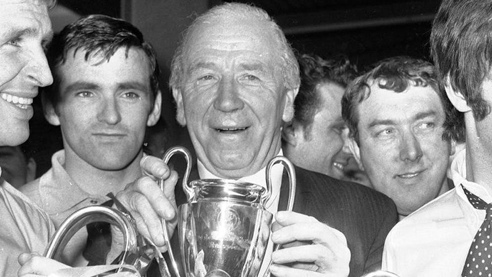 I 10 allenatori più grandi di sempre?. <strong>7. Matt Busby</strong>: Quando assunse l'incarico di coach del Manchester United nel 1945, rinnovò la squadra e conquistò la FA Cup nel 1948 e il titolo di campione nel 1952. Promosse un gruppo di giovani giocatori la cui storia è ormai nota: i «Busby Babes» avrebbero festeggiato due titoli di First Division tra il 1955 e il 1957, con un'età media di soli 22 anni. Tra loro anche un certo George Best. 