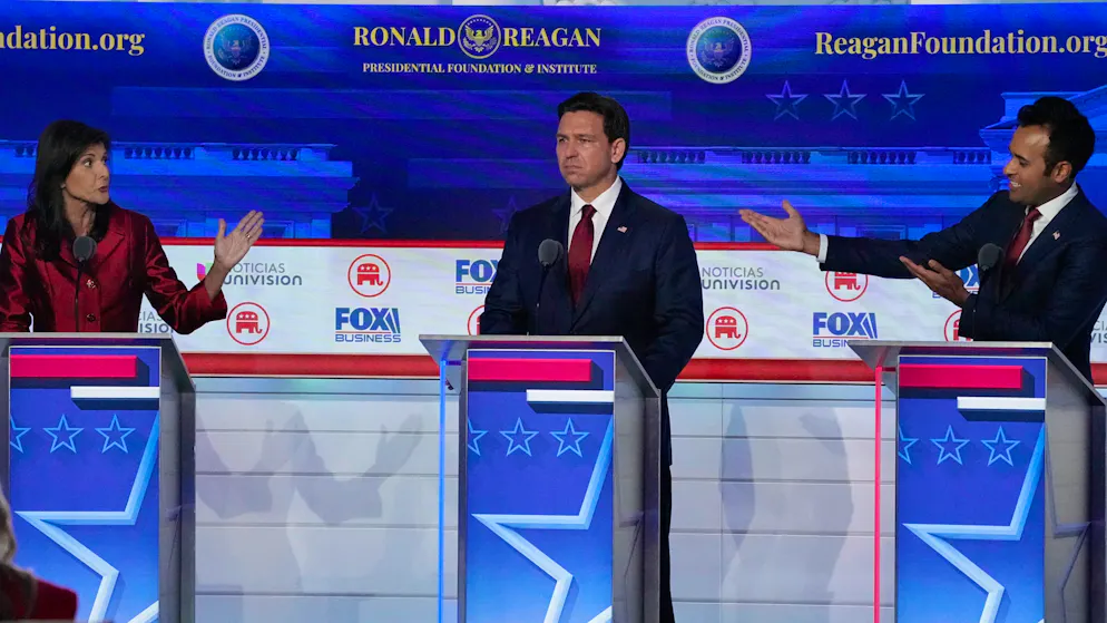 Zwichen Nikki Haley und Vivek Ramaswamy (rechts) fliegen die Fetzen. Mittendrin: Floridas Gouverneur Ron DeSantis.