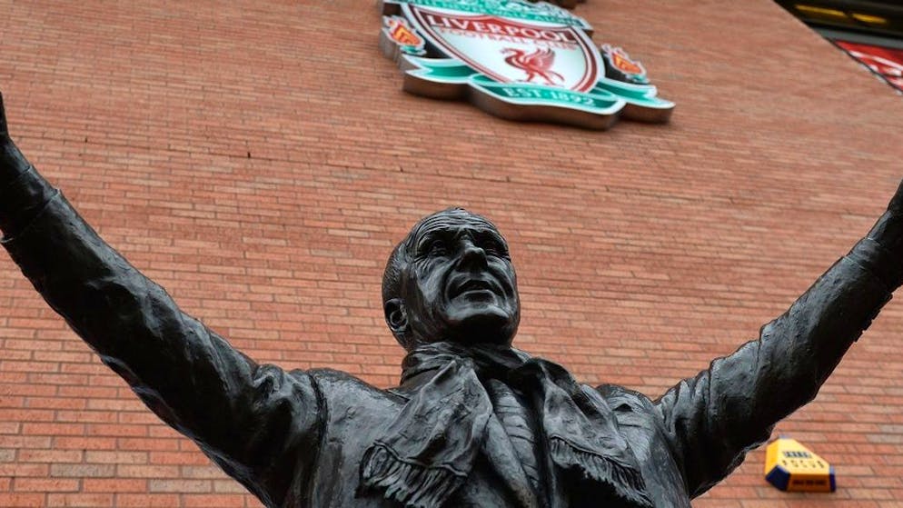 I 10 allenatori più grandi di sempre?. <strong>4. Bill Shankly:</strong> Lo scozzese ha trasformato una squadra di Seconda Divisione, moribonda, svuotata e decrepita. «Il Liverpool non è solo un club, è un'istituzione», ha detto. «Il mio obiettivo è quello di avvicinare la gente al club e alla squadra e di renderla partecipe». E lui ha fatto esattamente questo, vincendo anche tre corone della First Division, due FA Cup e la Coppa UEFA. «Ha reso felice la gente», recita la base della statua di Shankly ad Anfield. Non ha mai voluto altro.