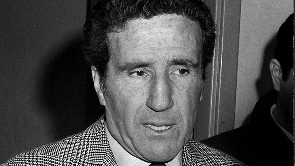 I 10 allenatori più grandi di sempre?. <strong>8. Helenio Herrera</strong>: Il suo sistema ultra difensivo sarà per sempre sinonimo della Grande Inter da lui costruita dal 1960 al 1968, vincitrice di tre titoli di Serie A e della Coppa Europa nel 1964 e 1965. L'argentino capì come la psicologia e l'alimentazione potessero aiutare una squadra, e batté i record di punteggio nella conquista di titoli consecutivi della Liga con l'Atletico Madrid prima e con il Barça poi, negli anni '50.