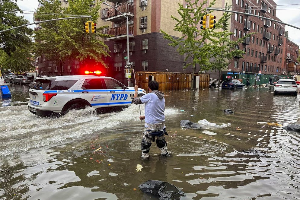 Un uomo lavora per liberare un tombino dalle acque alluvionali, venerdì 29 settembre 2023, nel quartiere di Brooklyn a New York. Un potente temporale nelle ore di punta ha sommerso l'area metropolitana di New York. L'alluvione di venerdì ha interrotto alcune tratte della metropolitana, ha allagato alcune strade e autostrade e ha impedito l'accesso ad almeno un terminal dell'aeroporto LaGuardia.