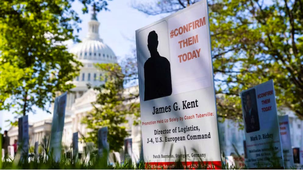 Con i cartelli con i nomi dei militari ostacolati davanti alla Casa Bianca, la gente manifesta contro Tuberville il 19 settembre.