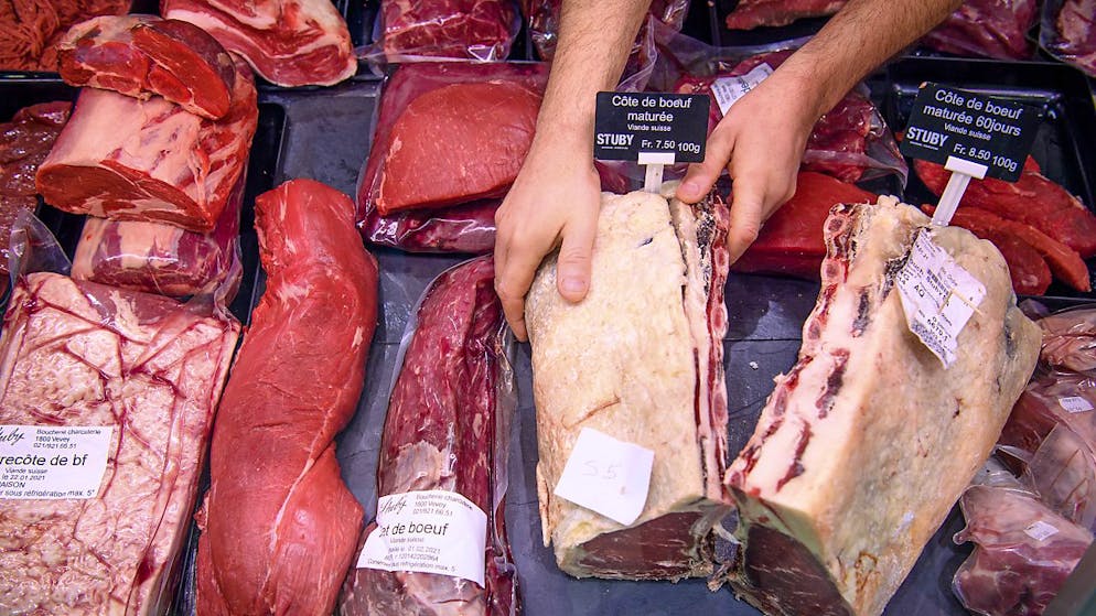 I presunti piani della Confederazione a incoraggiare i cittadini a mangiare meno carne hanno portato il direttore di Pro Svizzera a esprimere commenti virulenti su X (foto simbolica)