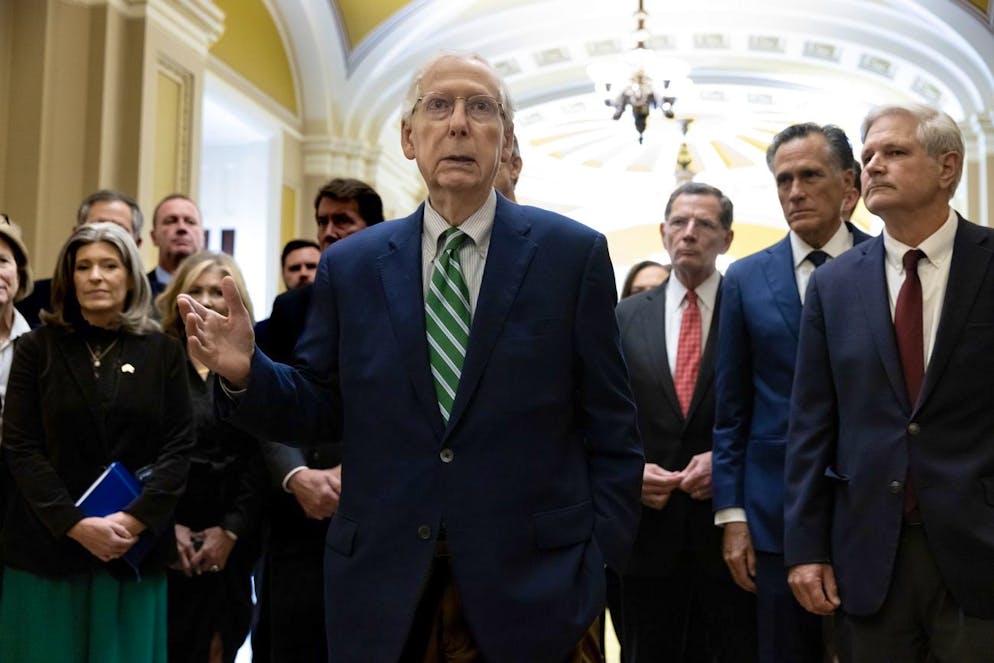 Il leader della minoranza del Senato degli Stati Uniti, Mitch McConnell (C), parla ai giornalisti insieme ai repubblicani del Senato fuori dall'aula del Senato, a Capitol Hill, Washington, DC, USA, 30 settembre 2023. I Repubblicani del Senato hanno dichiarato che voteranno contro la versione del Senato di una misura di emergenza per finanziare il governo, per poi sostenere una versione diversa della Camera dei Rappresentanti che non includa gli aiuti all'Ucraina.
